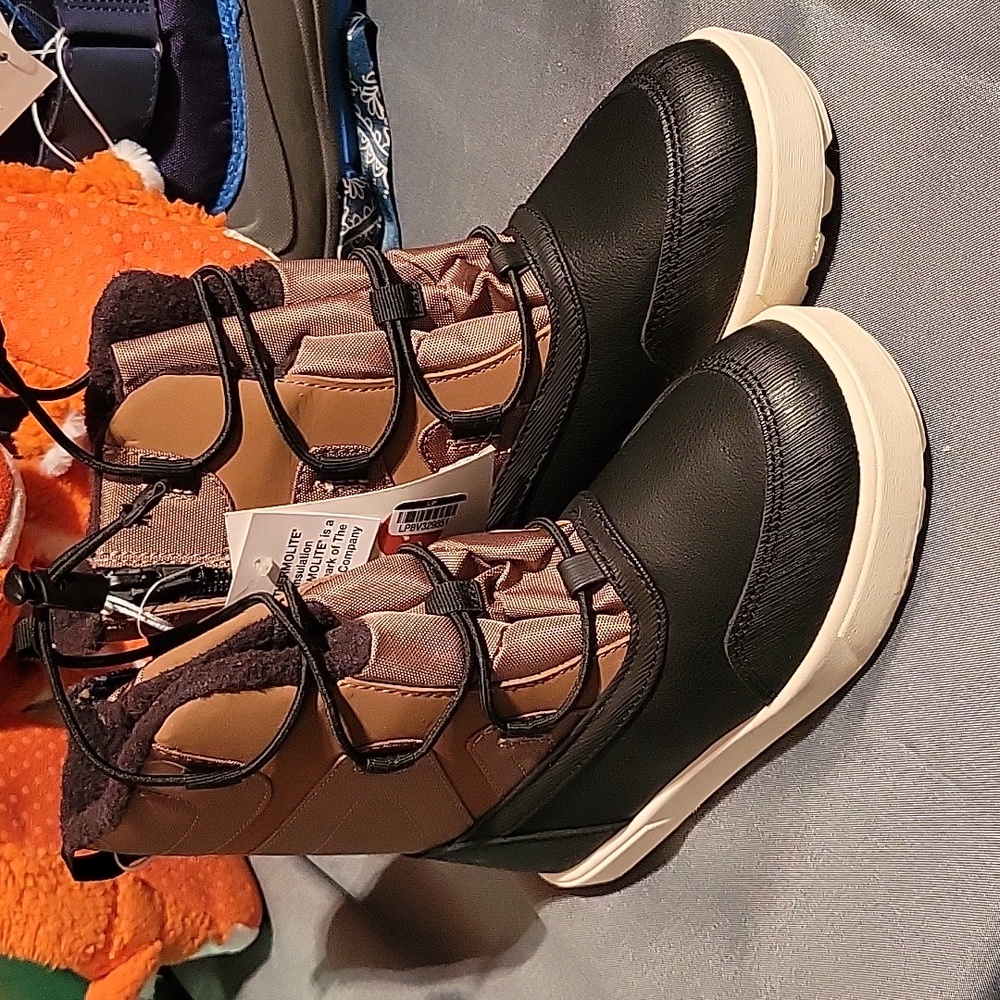 Nwt brown and black winter boots